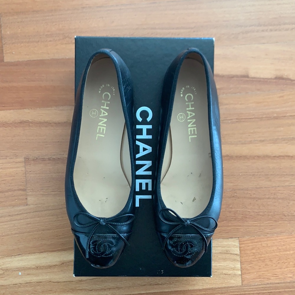 Black Chanel Flats - Like new size 36 1/2, w/ box!